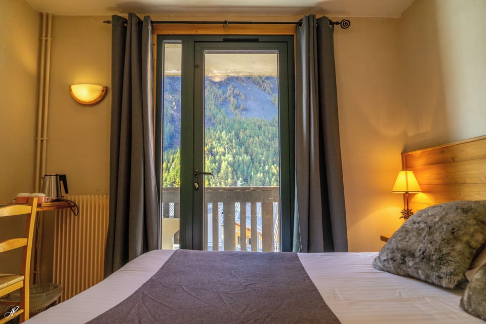 Standard Double Room | Desk, soundproofing, iron/ironing board, free WiFi