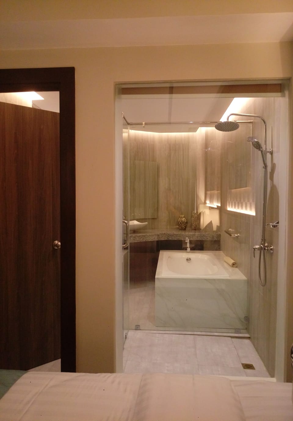 Suite | Bathroom | Shower, slippers, bidet, towels