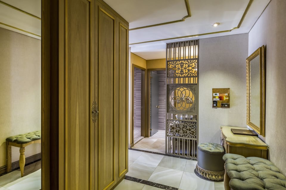 Harem Suite | Bathroom | Shower, free toiletries, hair dryer, slippers