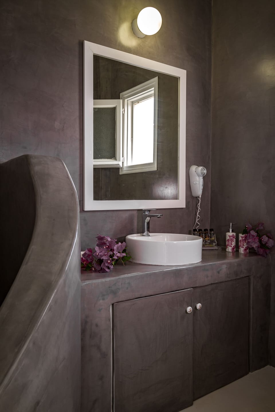 White Suite Suite Panoramic View | Bathroom amenities | Free toiletries, hair dryer, slippers, towels