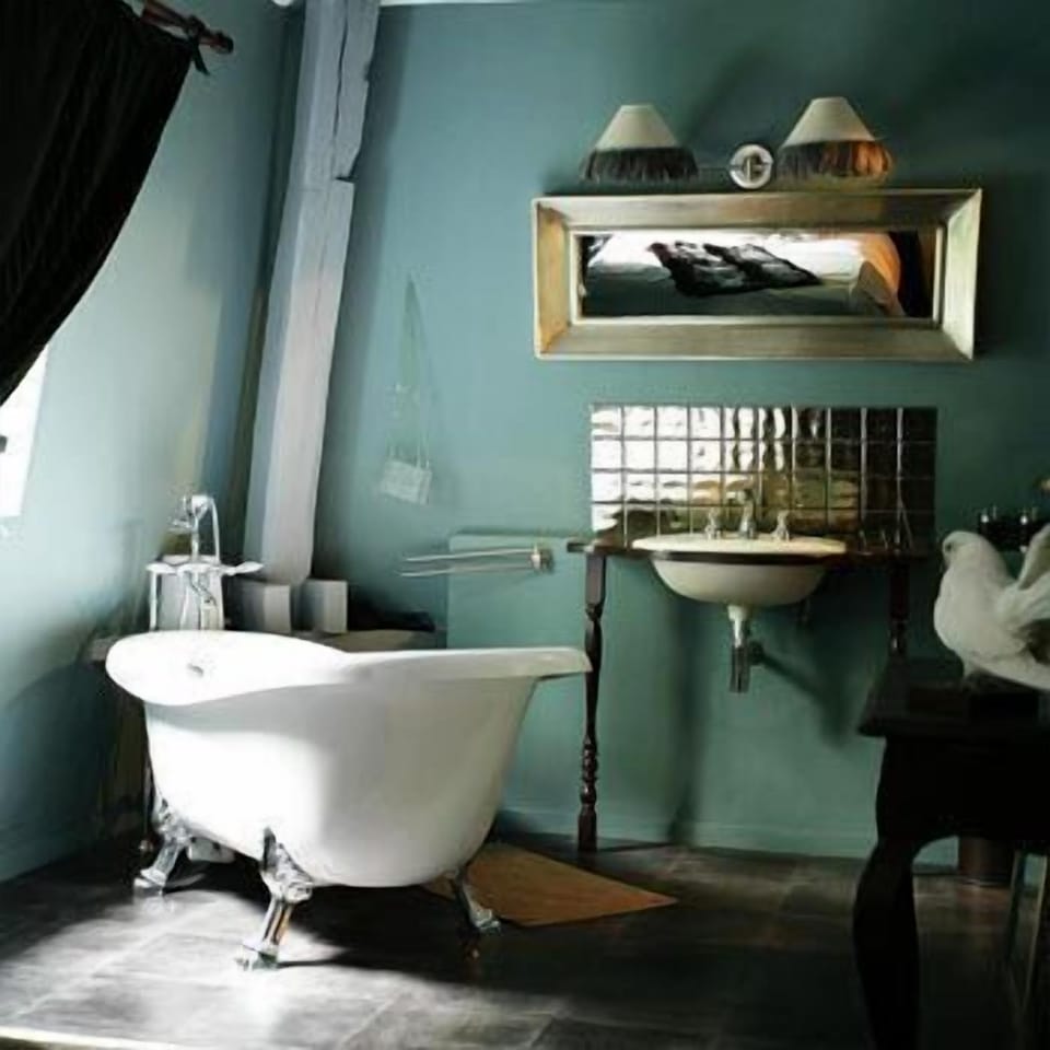 Deep soaking bathtub