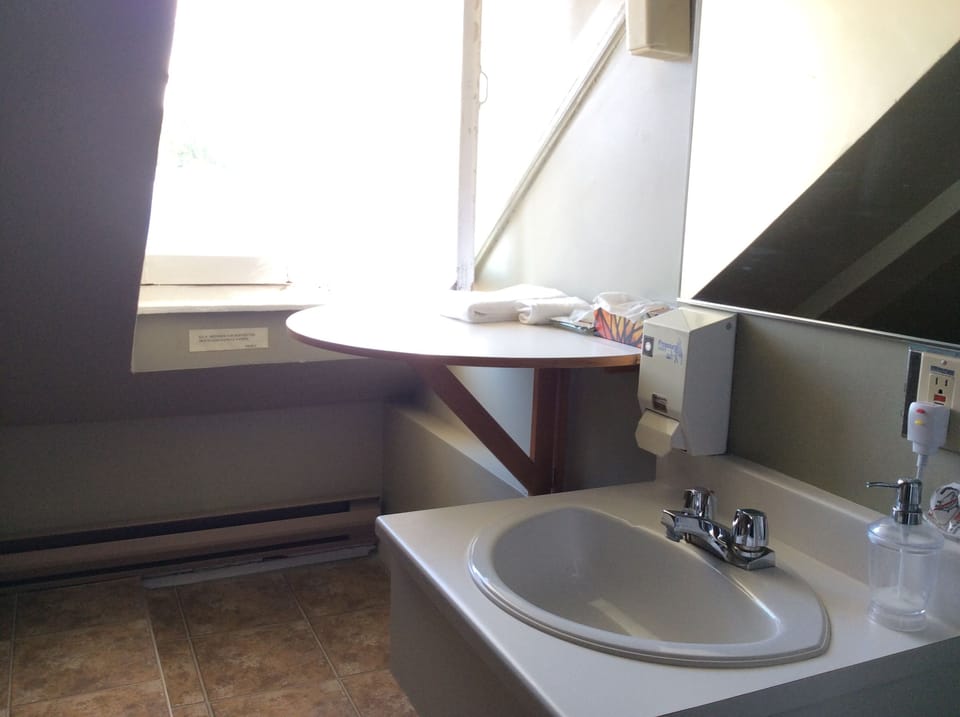 Double size bed Room, Shared Bathroom (Sink in Room) | Bathroom | Free toiletries, towels
