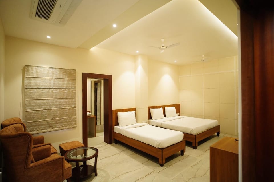 Executive Room | 1 bedroom, premium bedding, desk, soundproofing
