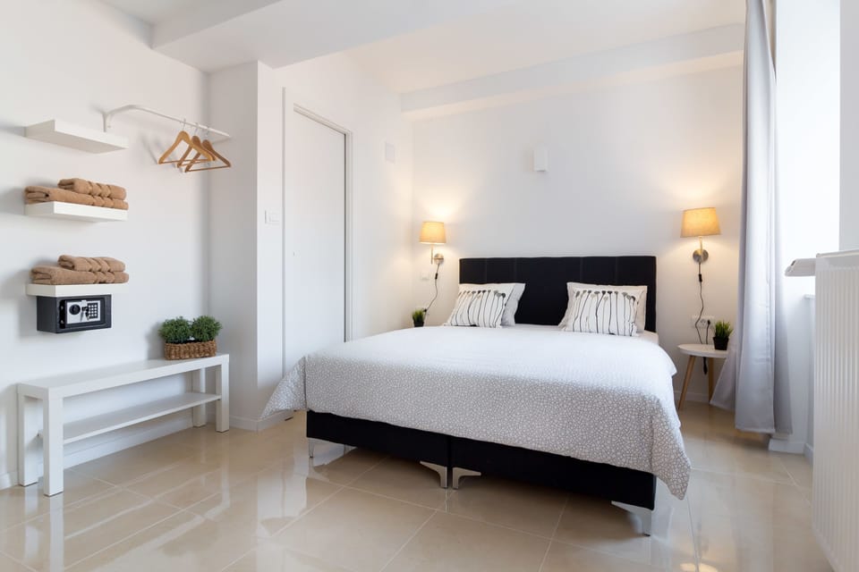 Standard Double Room, 1 Queen Bed, Garden View (4) | In-room safe, individually decorated, individually furnished, desk