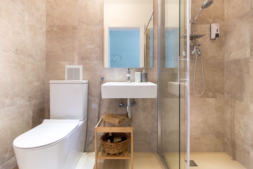 Panoramic Double Room, 1 Queen Bed, City View (5) | Bathroom | Shower, rainfall showerhead, free toiletries, hair dryer