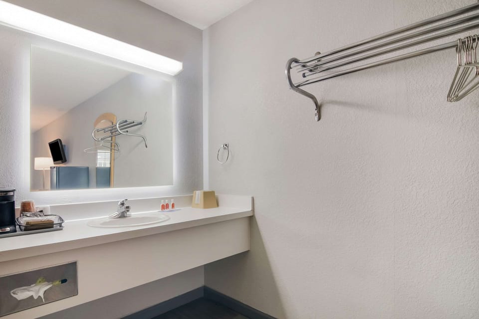 Standard Room, 1 King Bed, Non Smoking | Desk, blackout drapes, iron/ironing board, free WiFi