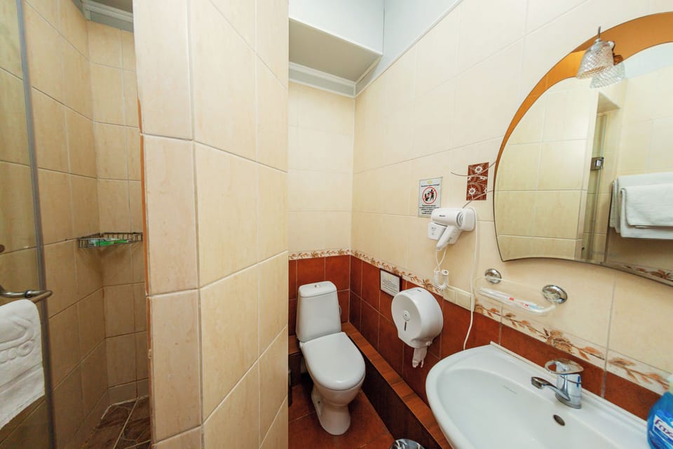 Basic Double Room, 1 Double Bed, Garden View | Bathroom | Shower, hair dryer, towels