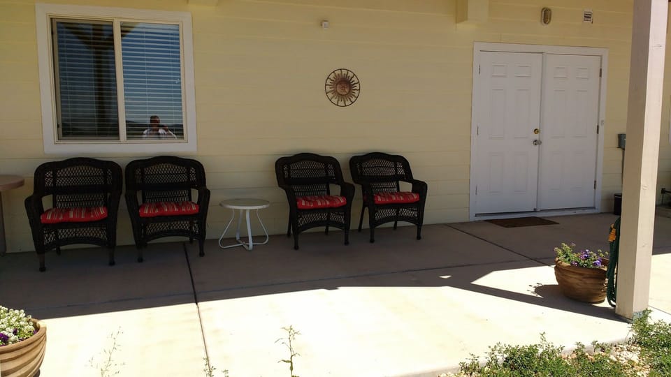 Bryce Vistas Claron Suite Patio & Outdoor Dining Area