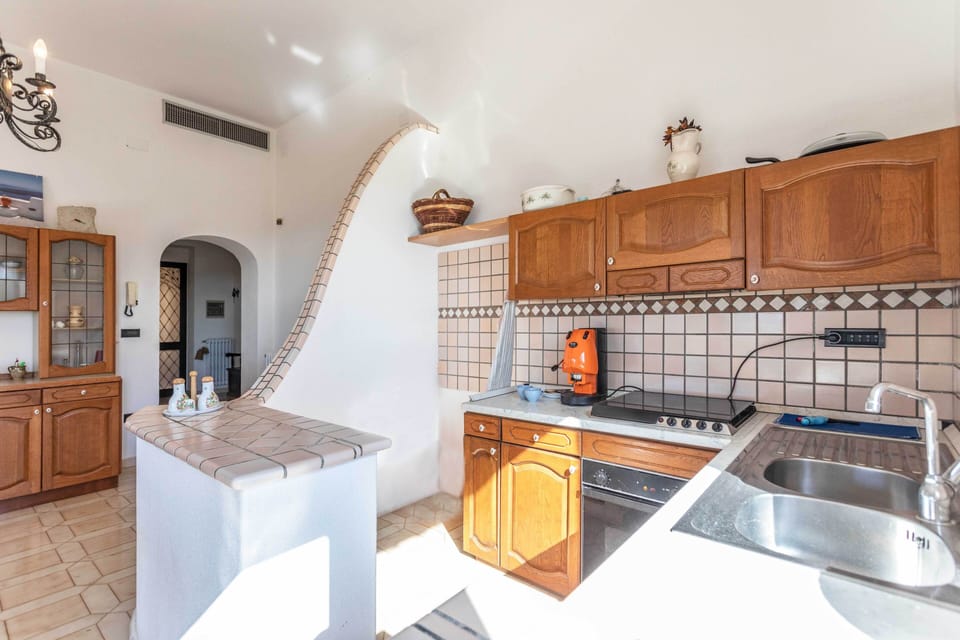 Studio | Private kitchen | Full-size fridge, oven, stovetop, cookware/dishes/utensils