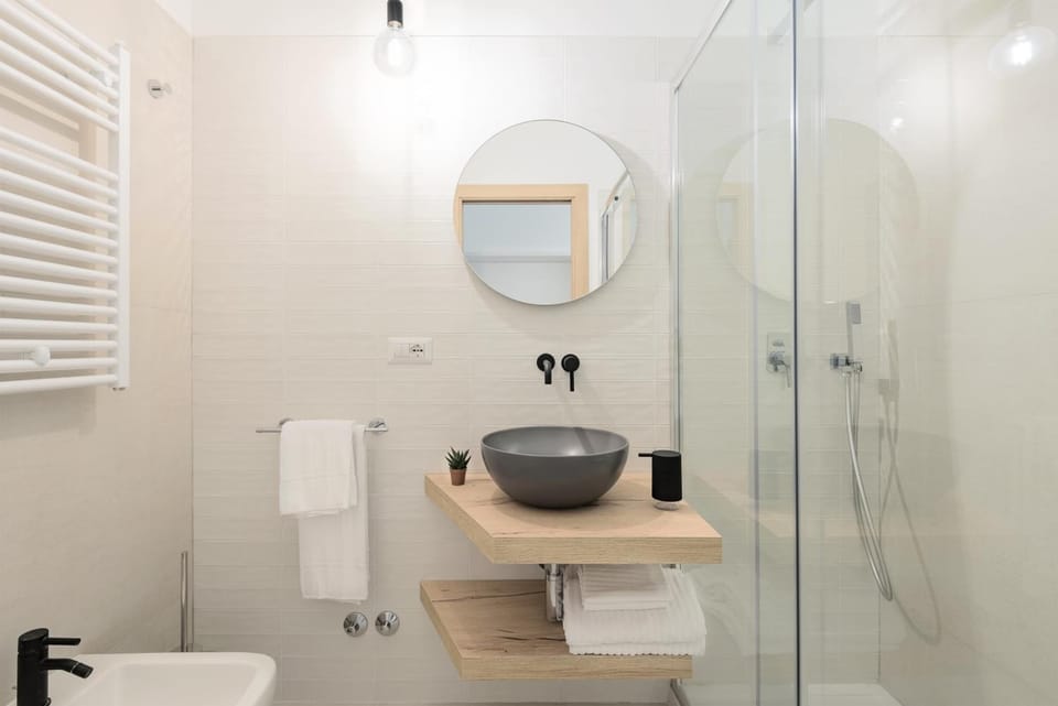 Shower, free toiletries, hair dryer, bidet
