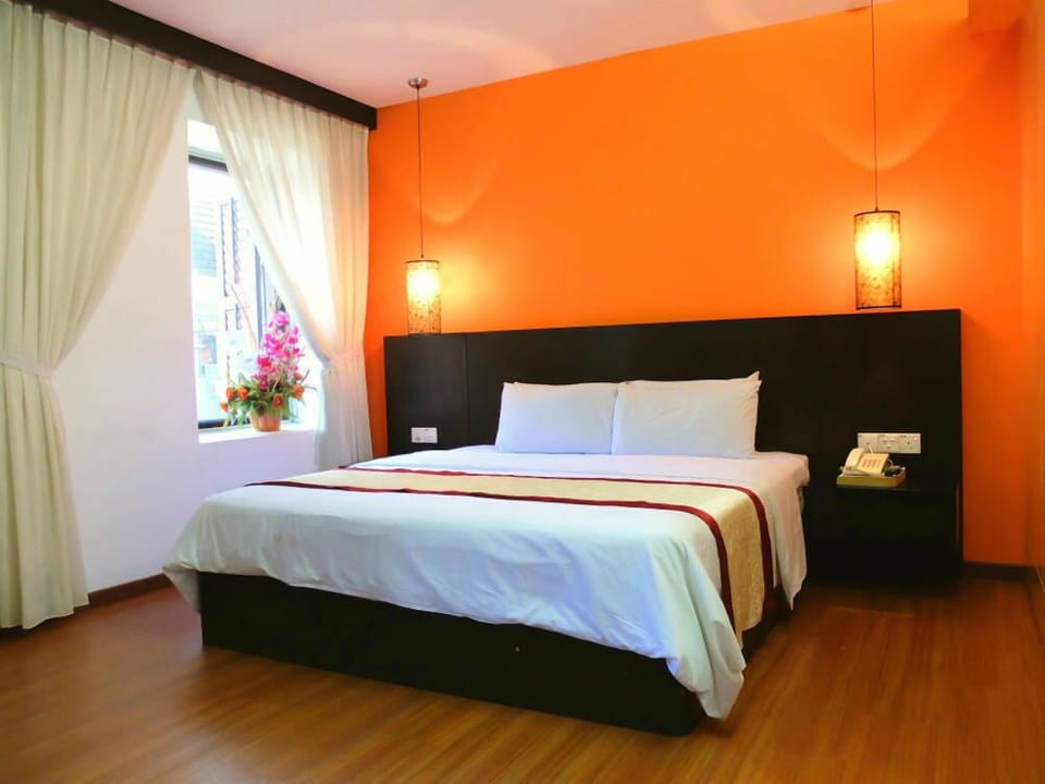 Executive Suite | Desk, blackout drapes, soundproofing, iron/ironing board (on request)