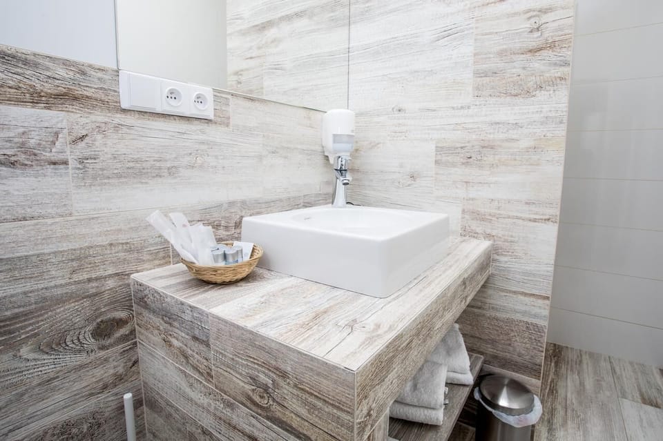 Economy Double or Twin Room | Bathroom | Free toiletries, hair dryer, towels