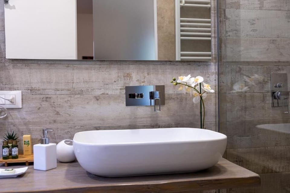Shower, rainfall showerhead, free toiletries, hair dryer