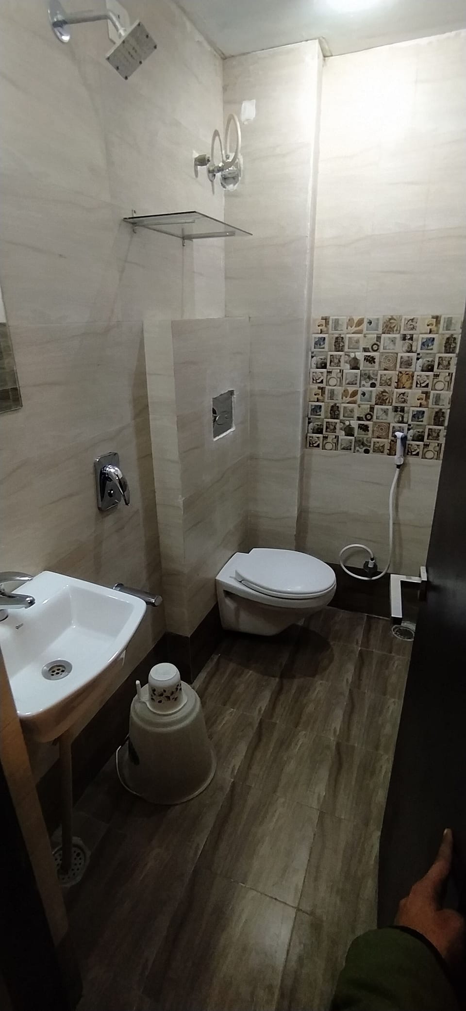 Basic Twin Room | Bathroom | Shower, rainfall showerhead, free toiletries, bathrobes
