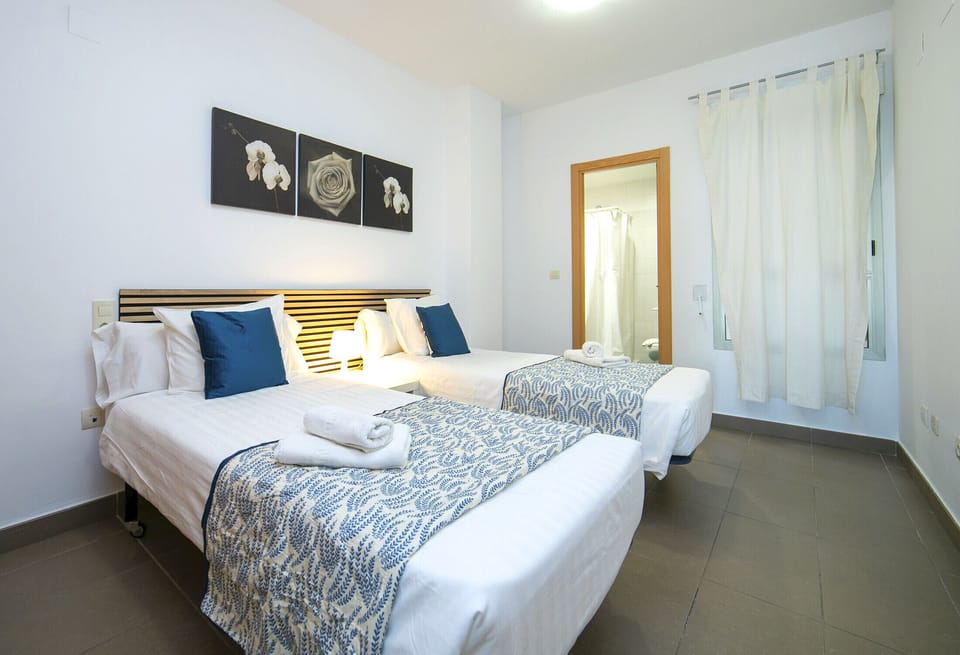 Bedroom with 2 beds in Borumbot apartment in the centre of Calpe