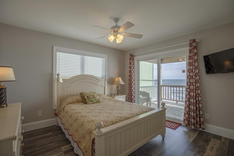 Ocean Side Lower Master (queen) w/Deck Access 