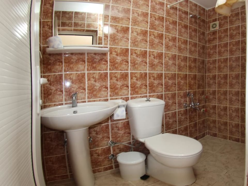 Standard Double Room | Bathroom | Shower, hydromassage showerhead, free toiletries, hair dryer