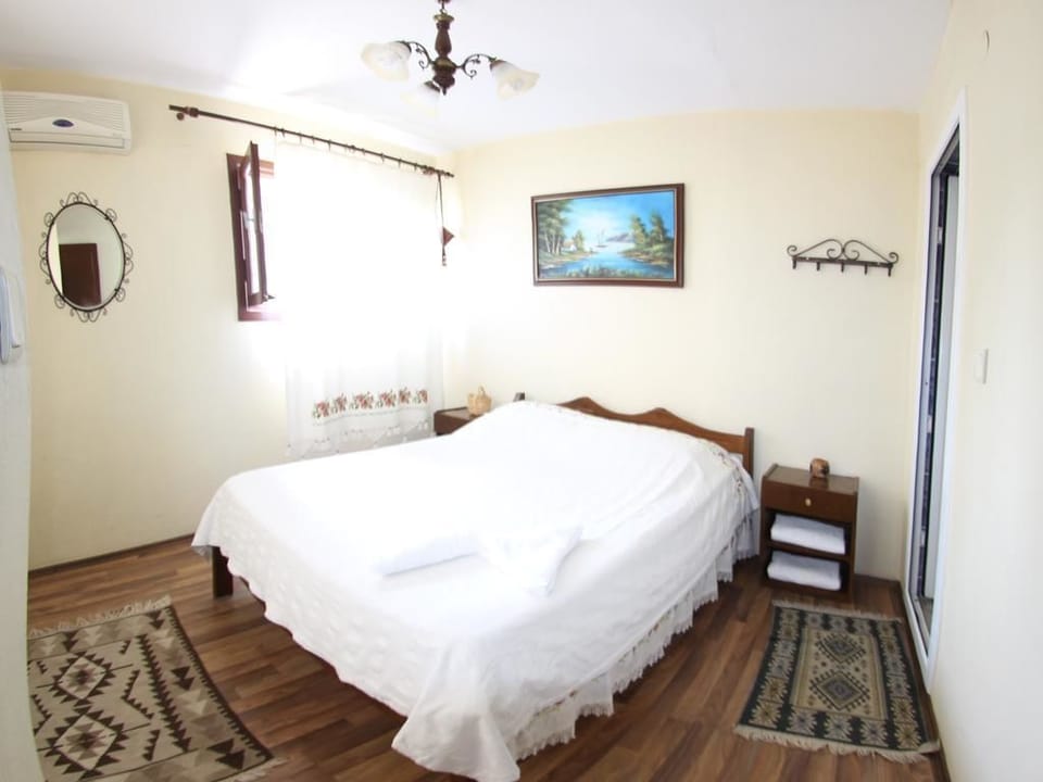 Standard Double Room | 1 bedroom, in-room safe, desk, WiFi (free)