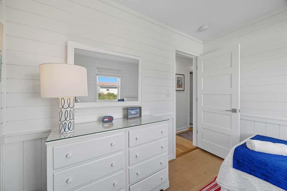 Main-Level Bedroom with 2 Twin Beds