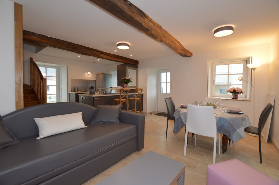 Apartment, 1 Bedroom (Le UN) | Living area | Table tennis, toys, books