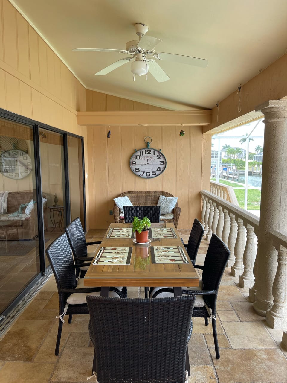Outdoor dining for 6