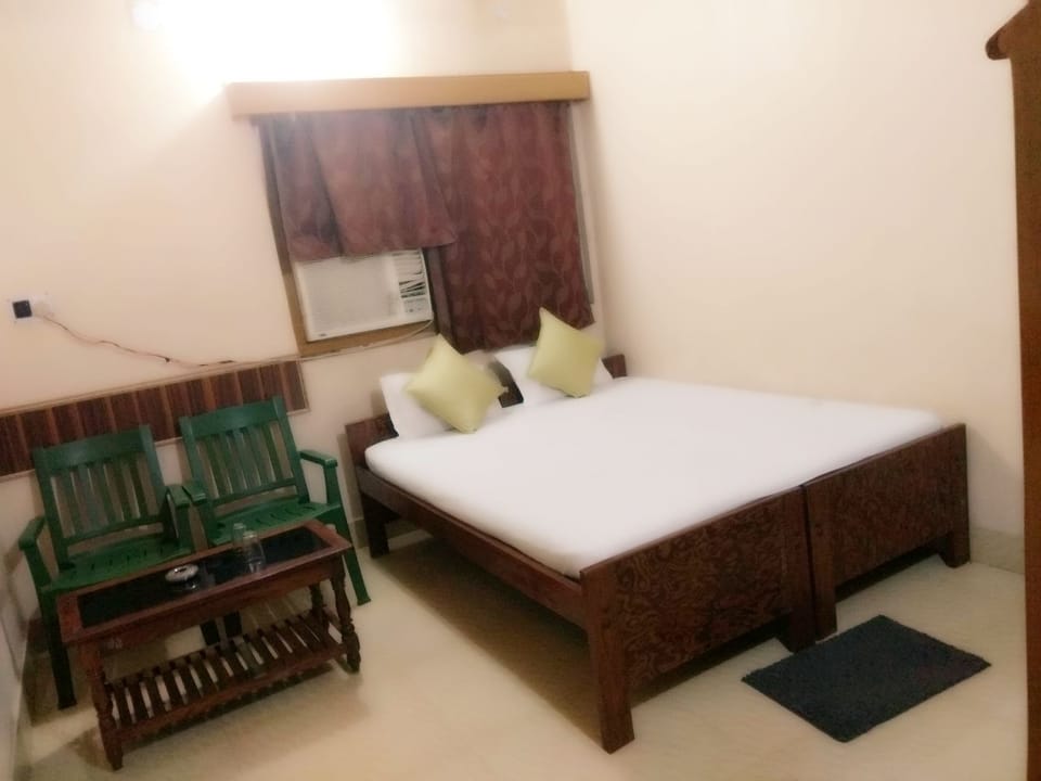 Deluxe Double Room, 1 Queen Bed | Rollaway beds, free WiFi, bed sheets