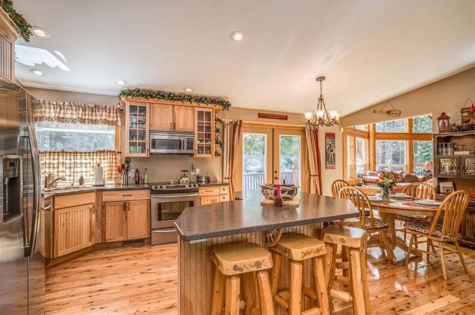Gorgeous kitchen with some rustic details will make you fell like you are in heaven.