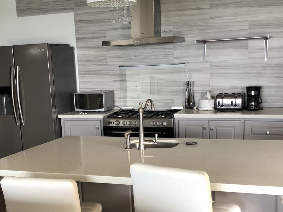 Gourmet Kitchen with all Appliances - Breakfast bar