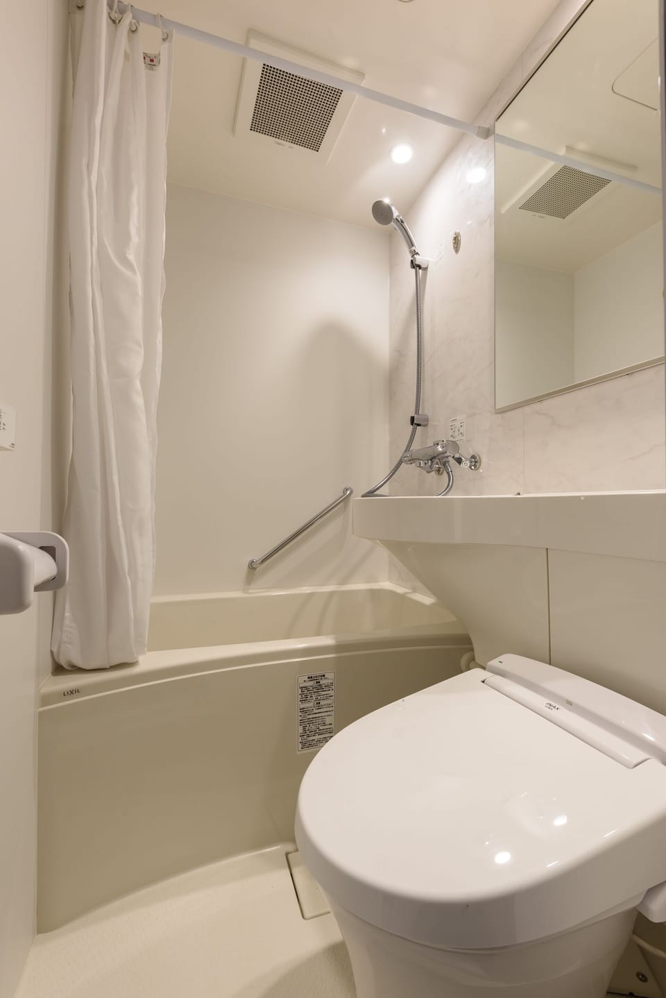 Combined shower/tub, deep soaking tub, hair dryer, slippers