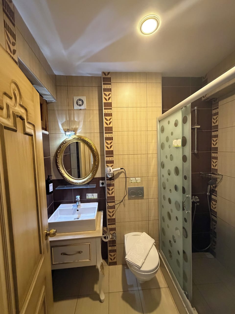 Shower, rainfall showerhead, free toiletries, hair dryer