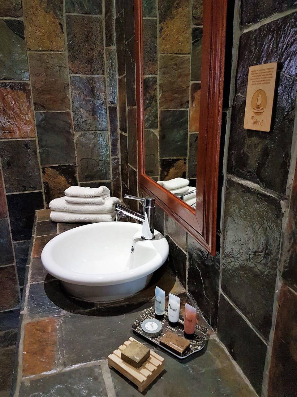 Standard Twin Room, 2 Twin Beds | Bathroom | Shower, free toiletries, hair dryer, bathrobes