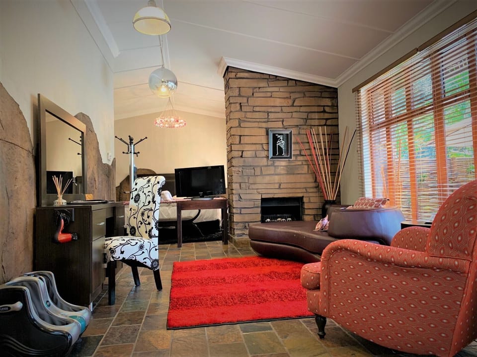 Deluxe Suite, 1 King Bed | Living area | Flat-screen TV