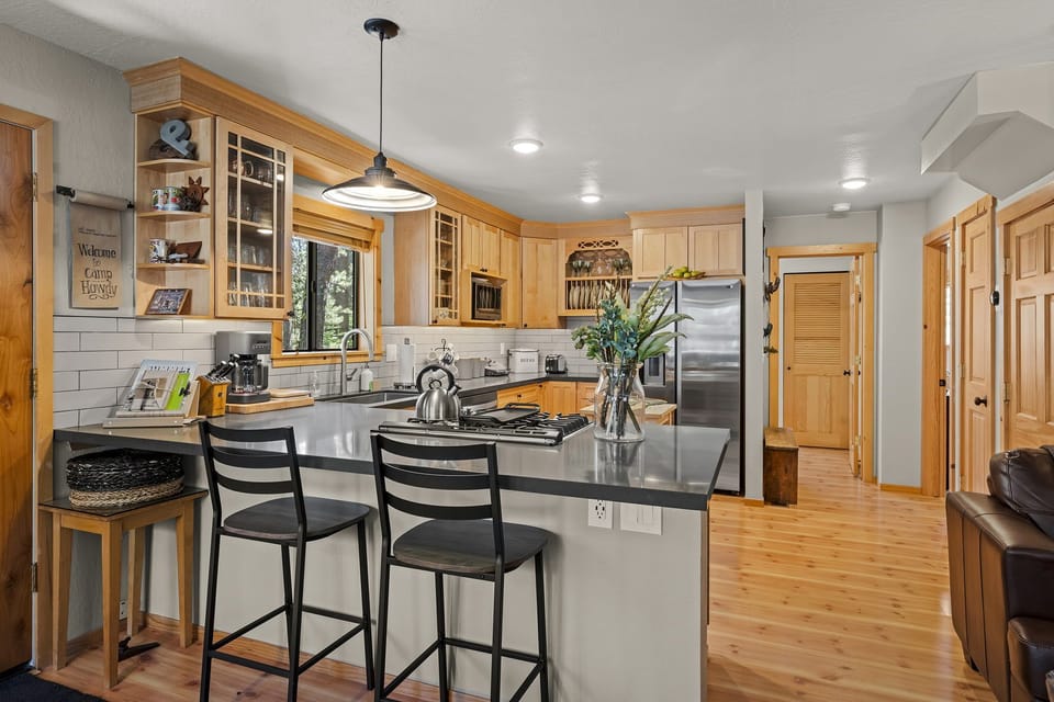 Kitchen and bar: Camp Howdy