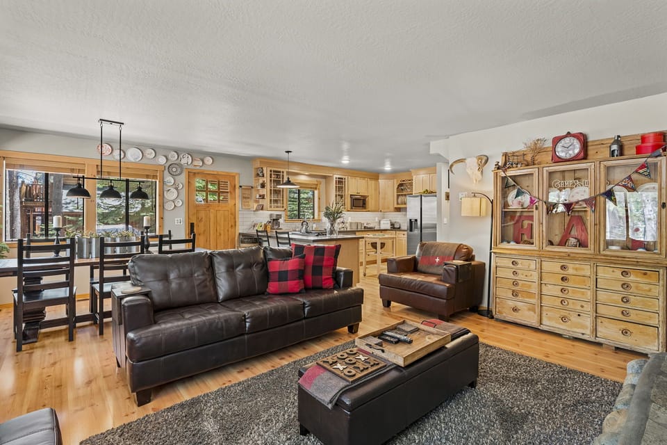 Livingroom: Camp Howdy