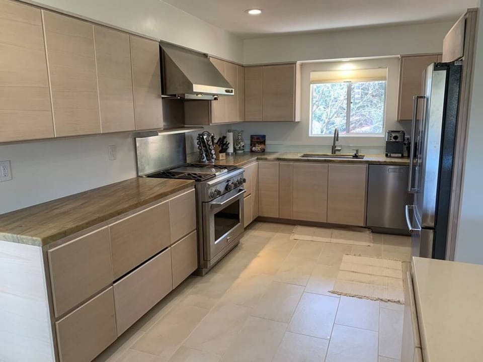 Modern, fully equipped chef`s kitchen