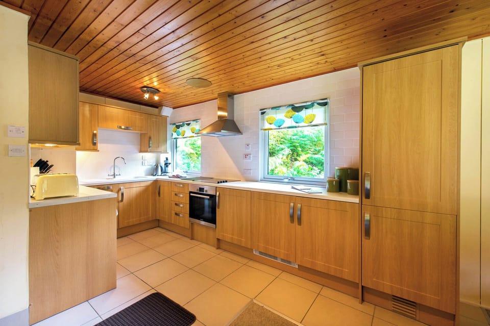 Chalet | Private kitchen | Fridge, microwave, oven, stovetop