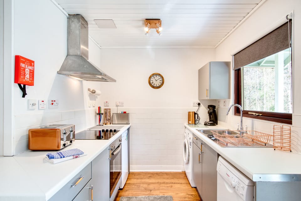 Chalet | Private kitchen | Fridge, microwave, oven, stovetop