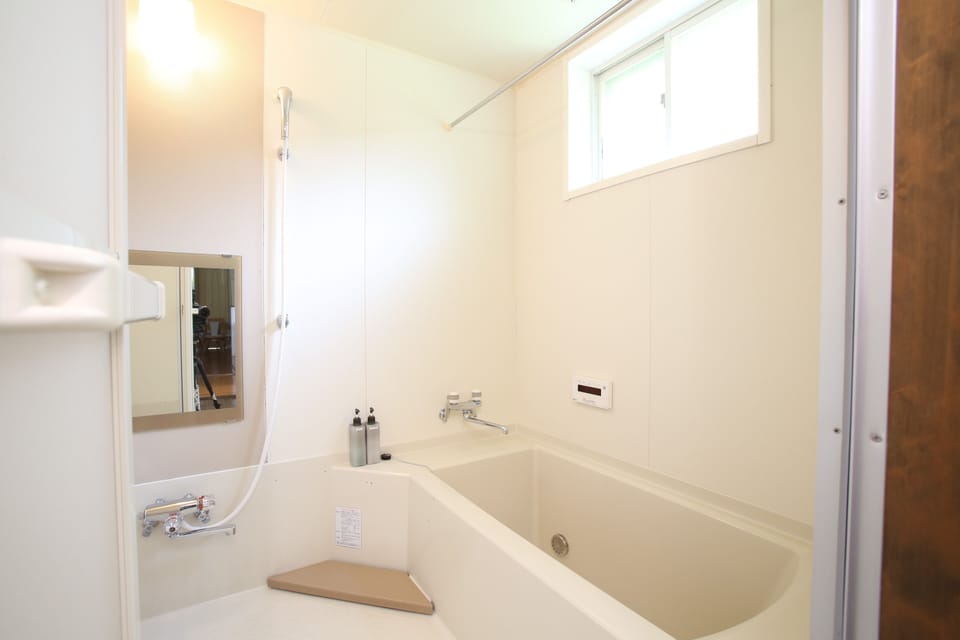 Family House, 4 Bedrooms | Bathroom | Separate tub and shower, deep soaking tub, free toiletries, hair dryer