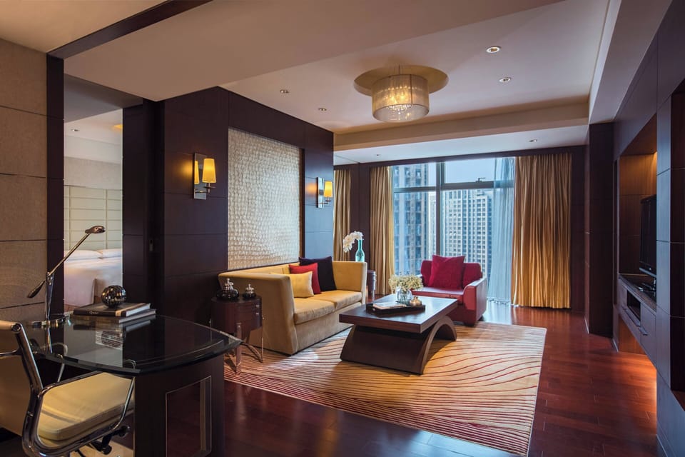 Club Suite, 1 Bedroom | Minibar, in-room safe, desk, blackout drapes