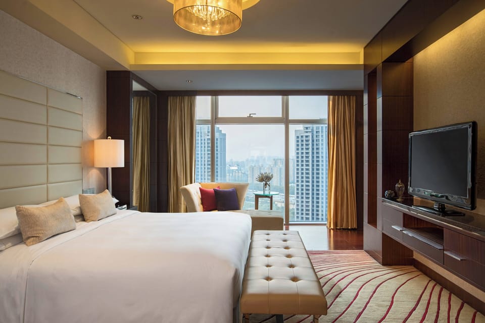 Club Suite, 1 Bedroom | Minibar, in-room safe, desk, blackout drapes