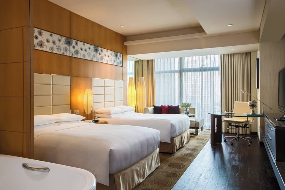 Premier Twin Room | Minibar, in-room safe, desk, blackout drapes