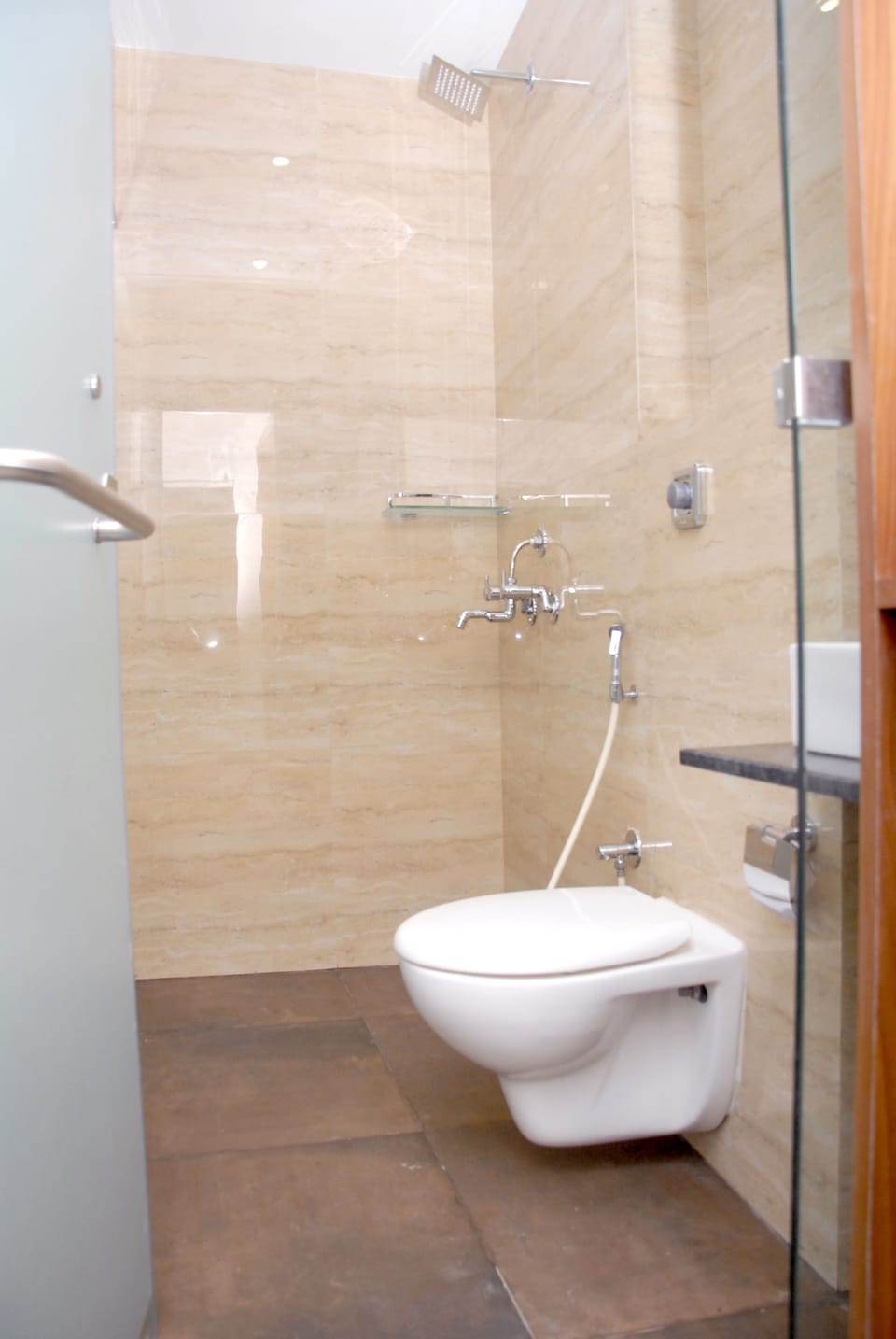 Deluxe Room | Bathroom | Shower, free toiletries, towels