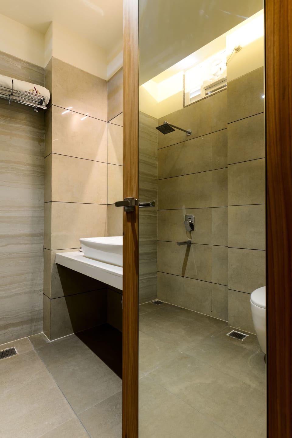 Shower, rainfall showerhead, free toiletries, towels