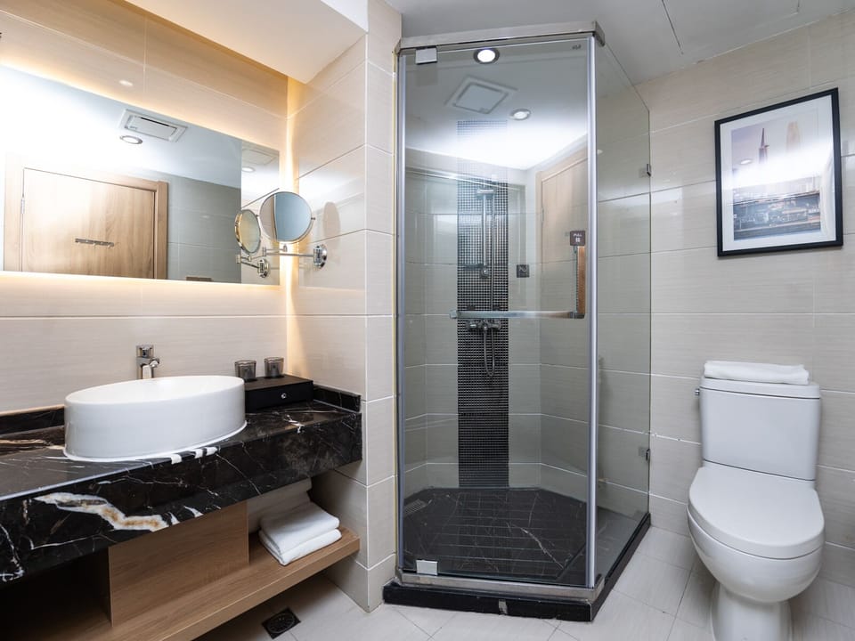 Premium Twin Room | Bathroom | Shower, rainfall showerhead, free toiletries, hair dryer