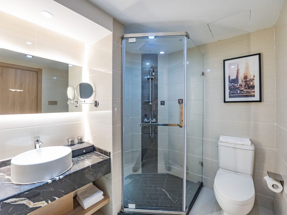 Business Suite | Down comforters, desk, blackout drapes, free WiFi
