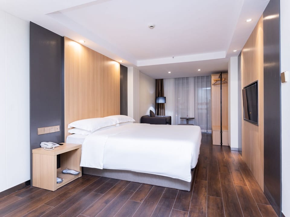 Business Suite | Down comforters, desk, blackout drapes, free WiFi
