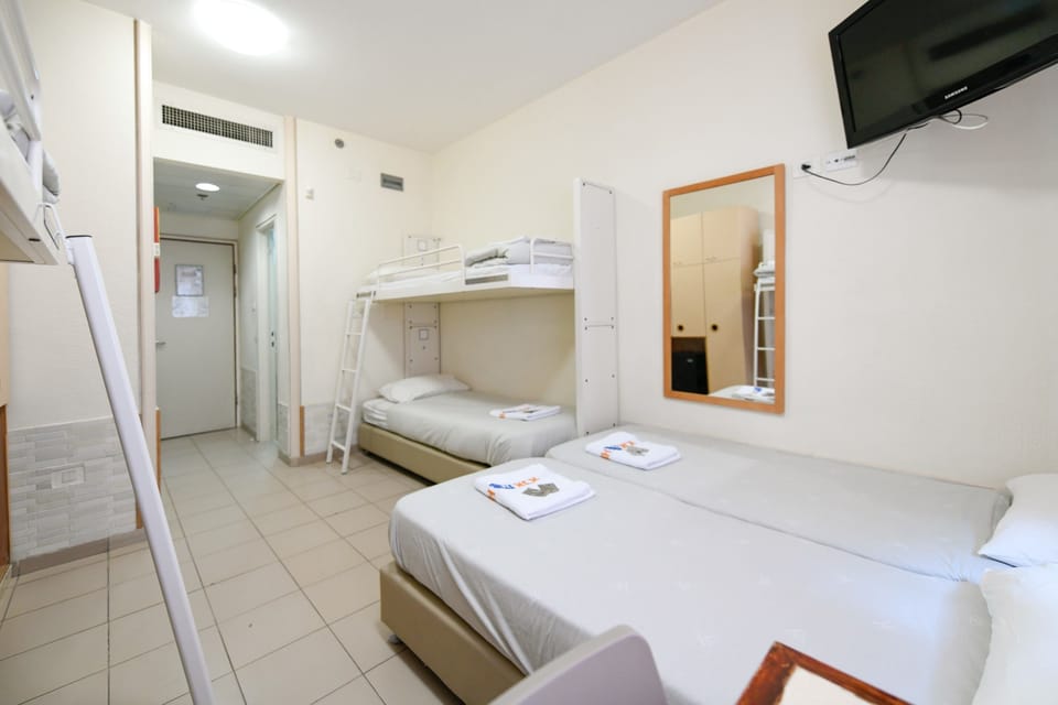 Standard Room | Minibar, in-room safe, desk, blackout drapes