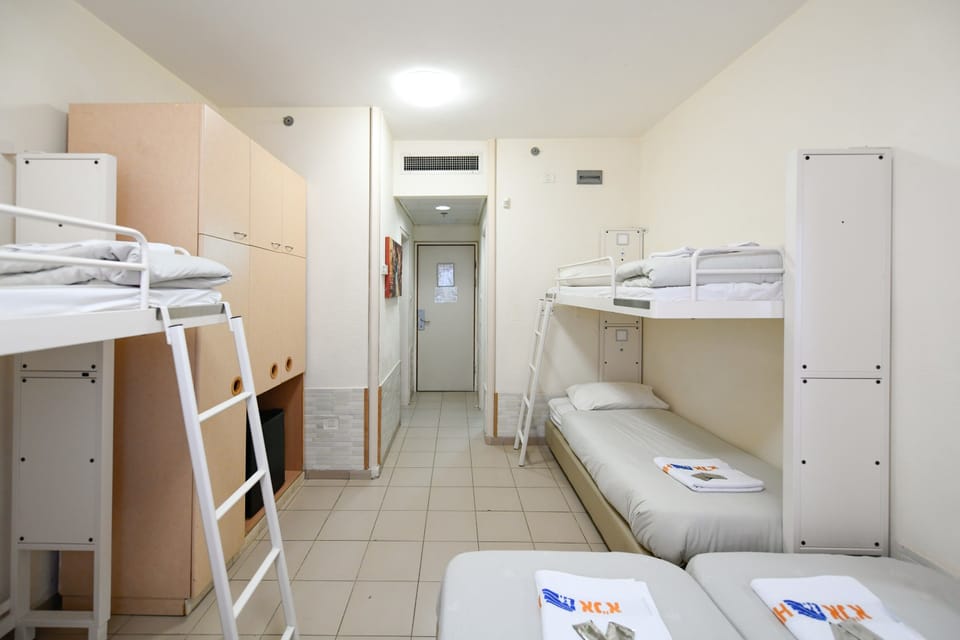 Standard Room | Minibar, in-room safe, desk, blackout drapes