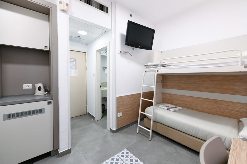 Standard Room | Minibar, in-room safe, desk, blackout drapes