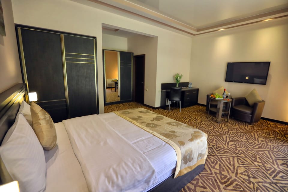 Superior Double Room | Minibar, in-room safe, desk, blackout drapes